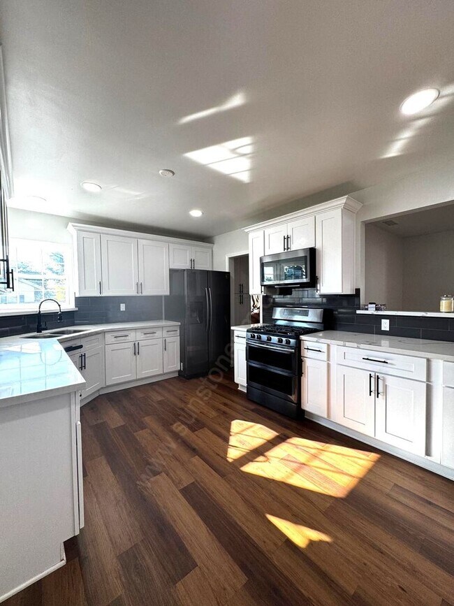 Foto del edificio - Stunning 3 Bedroom, 2 Bathroom Home on a L...