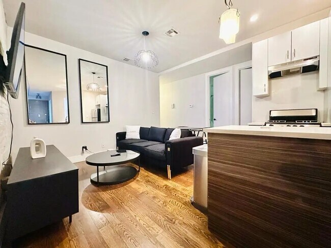 Foto del edificio - Furnished room/NOT APARTMENT