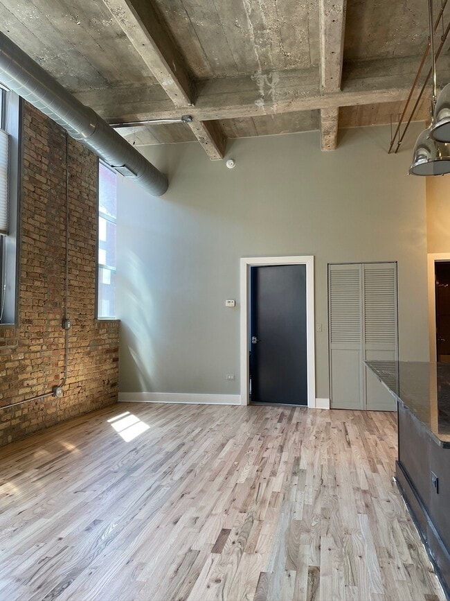 Building Photo - 1735 N Paulina St