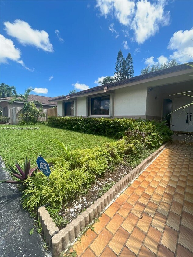 Primary Photo - 9920 SW 8th St