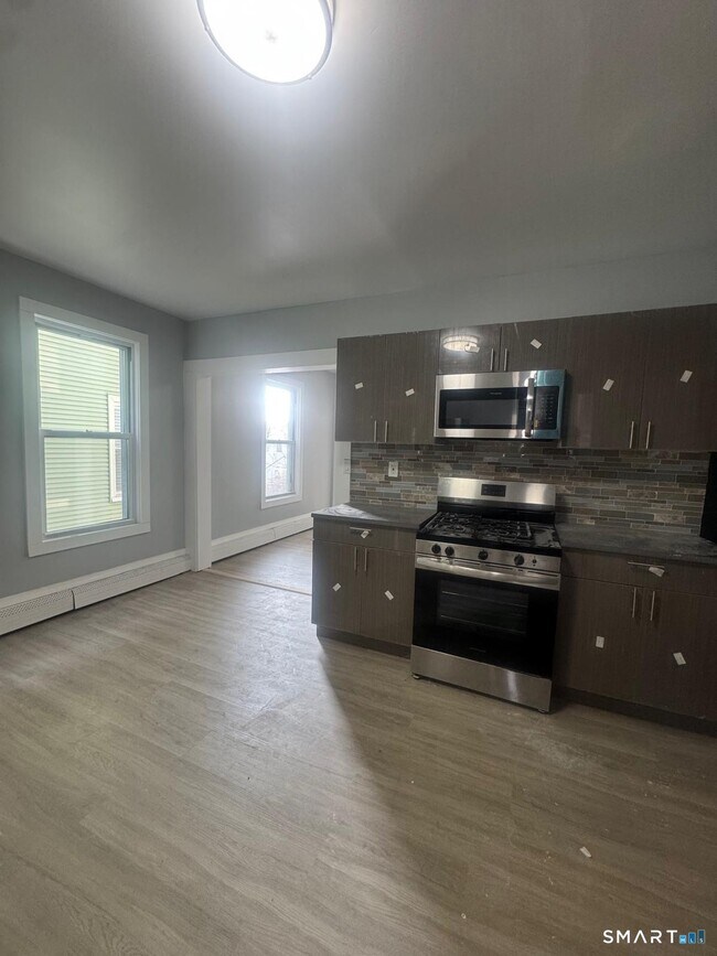 Building Photo - 105 Caroline St