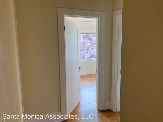 Building Photo - 1 br, 1 bath Apartment - 630 NE Lawrence Ave.
