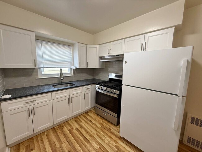 Foto del edificio - 203-16-203-42 42nd Ave