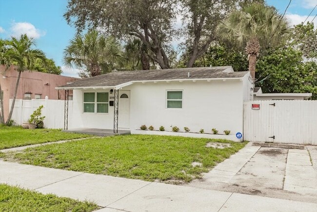 TWO BEDROOM CHARMER IN WEST PALM BEACH - TWO BEDROOM CHARMER IN WEST PALM BEACH House