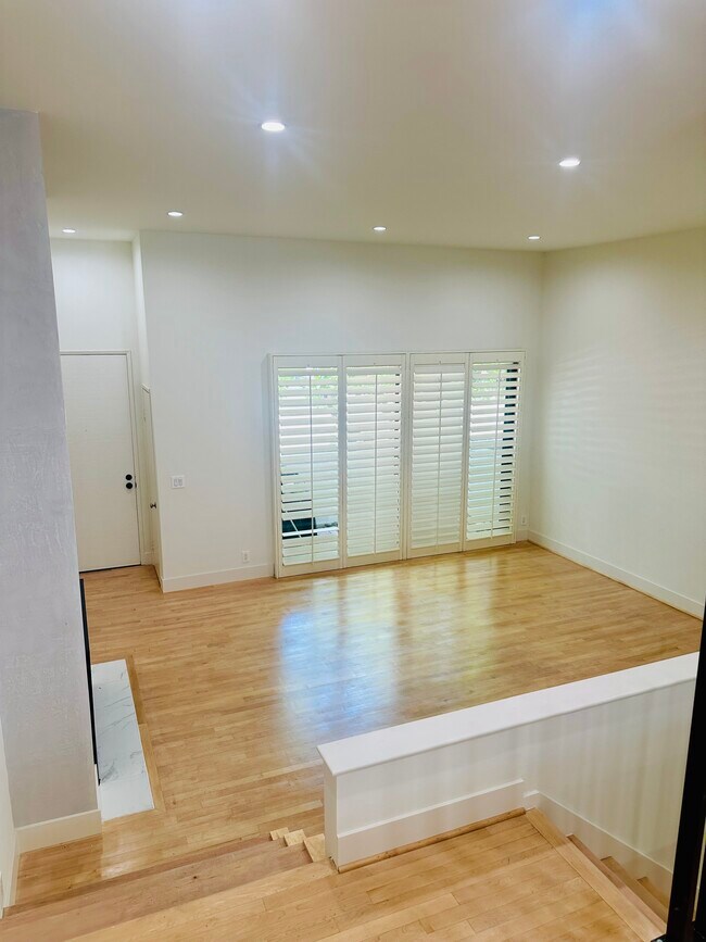 View from the dining and kitchen room level to the living room and outside patio with bbq - 3812 Vía Dolce