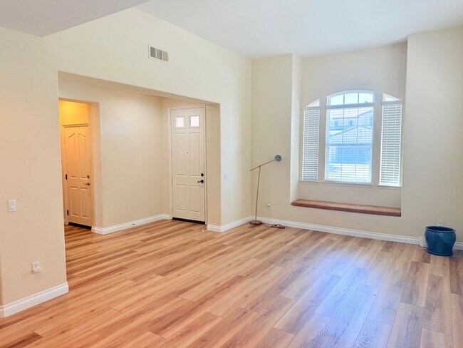 Building Photo - 4 Bed 3 Bath Home for rent in Murrieta
