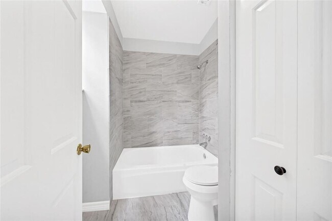 Foto del edificio - 18035 Rolling Creek Dr
