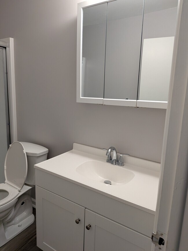 Full Bath - 2863 Cedar Hill Rd