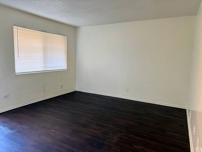 Building Photo - 489 S Backer Ave