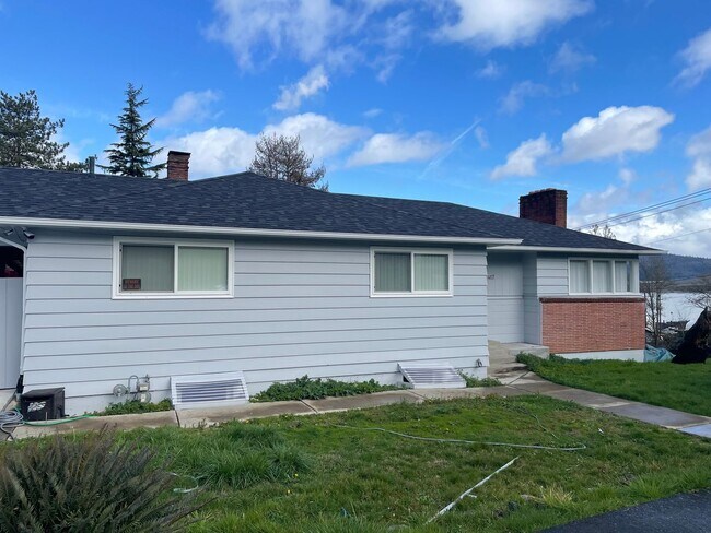 Building Photo - Move in ready rental in downtown Rainier with Columbia River views!