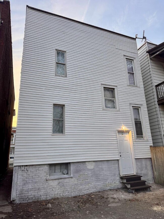 Building Photo - 31 Bertha St