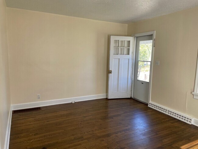 Building Photo - 1915