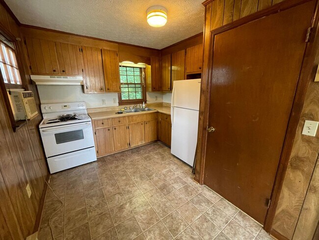 Foto del edificio - Radford, 2BR / 1 BA, Available July 14th