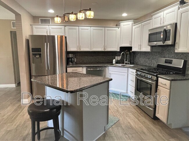 Foto del edificio - 2330 W Whitton Ave