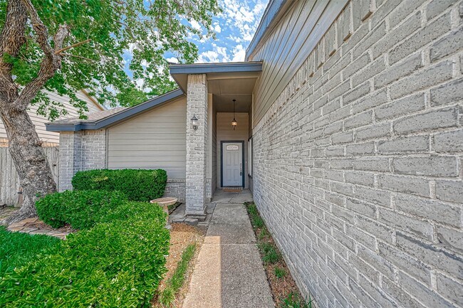 Building Photo - 2235 Sentinal Oaks St