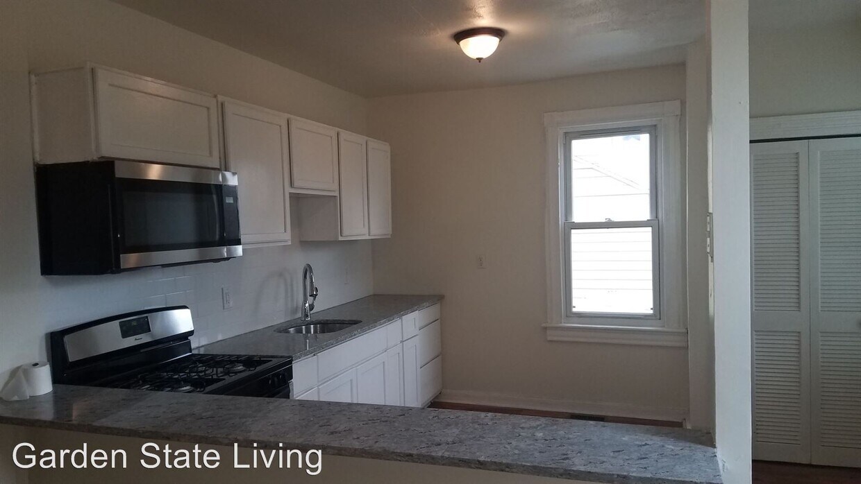 Primary Photo - 4 br, 1 bath House - 469 Burnside Street