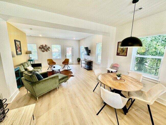 Foto del edificio - 120 Fitzgerald Dr