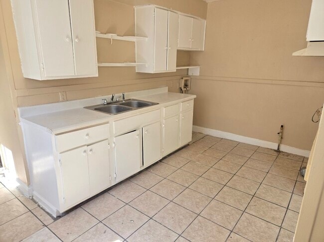 Building Photo - 3703 Fairoaks Ave
