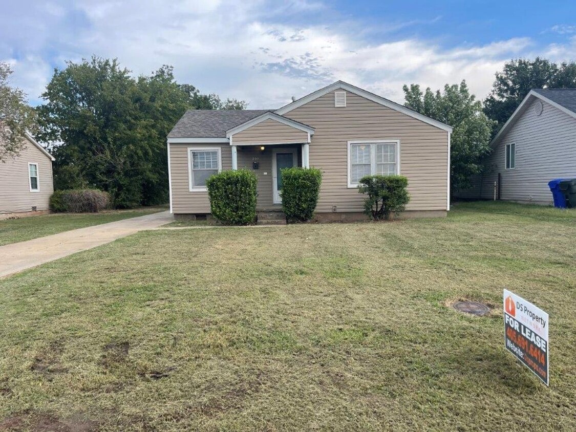 Primary Photo - 2 bed 1&1/2 bath, detached garage in Norman