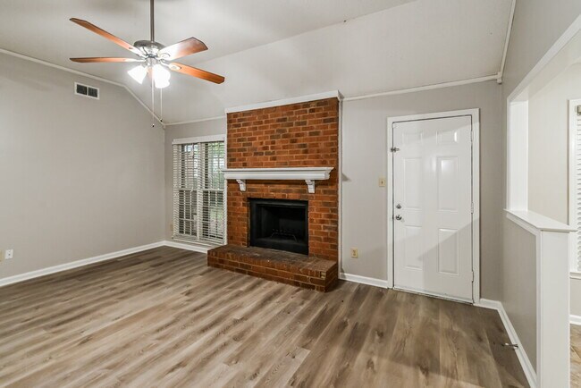 Foto del edificio - 4030 Birch Glen Dr