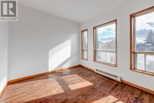 Photo du bâtiment - 3038 Dundas St W