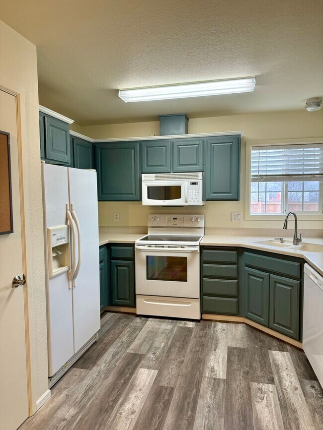 Building Photo - Adorable Home in SW Redmond with Huge Back...