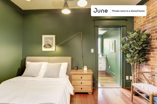 Foto del edificio - Private bedroom in 4 bed/3 bath Home