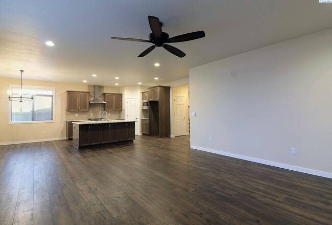 Foto del edificio - 4 Bed, 2.5 Bath House in South Kennewick