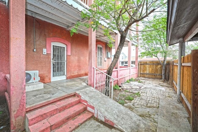 Building Photo - 1517 Garcia St