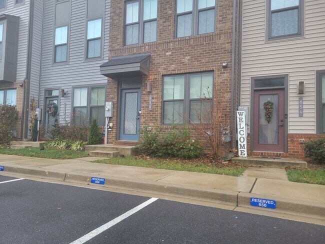 Building Photo - Beautiful 3 BR/3.5 BA Townhome in Glen Bur...