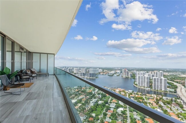 Foto del edificio - 18975 Collins Ave