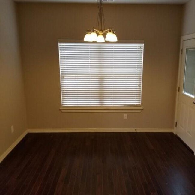 Building Photo - Nice Row Home in W Fayetteville in Rupple Row