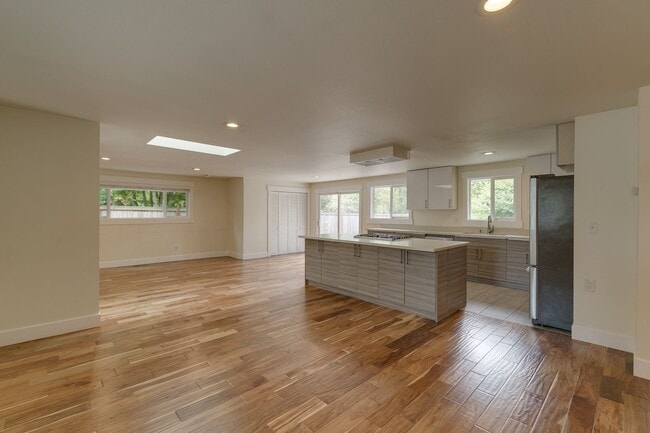 Foto del edificio - Amazing Updated Rambler in Kirkland with B...