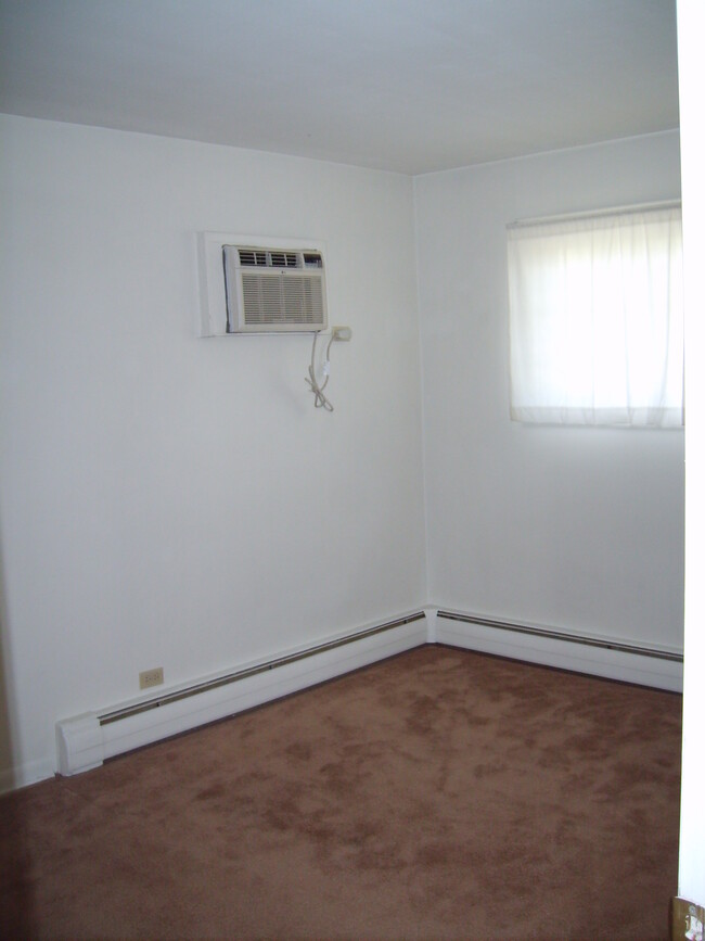 Rear Bedroom - 300 W Quincy St