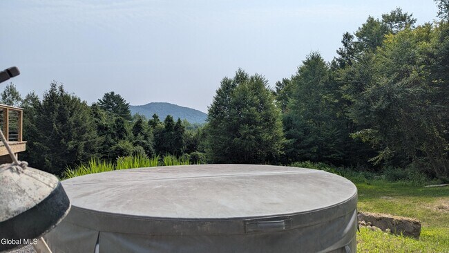 Foto del edificio - 134 Pickle Hill Rd