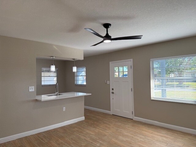 Puerta principal a la sala de estar - 3415 W Braddock St