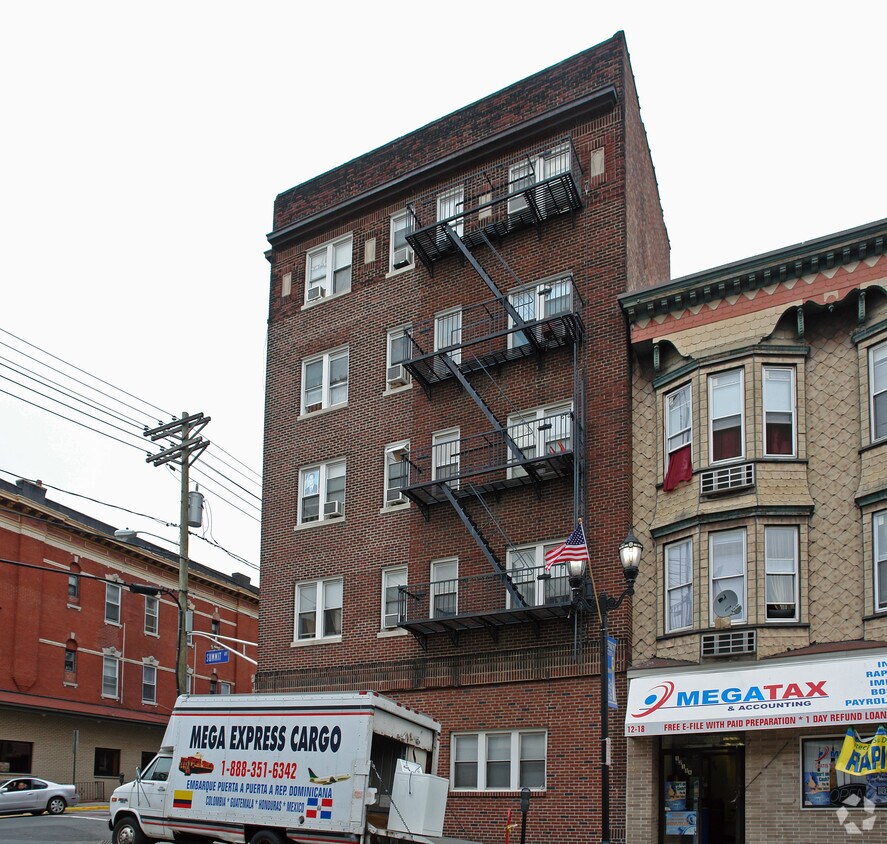 Primary Photo - 1220 Summit Ave