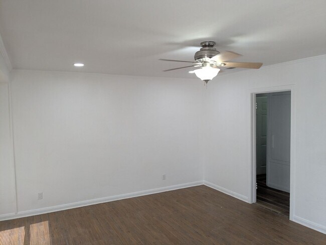 Building Photo - Fully Remodeled 2 Bed 1 Bath