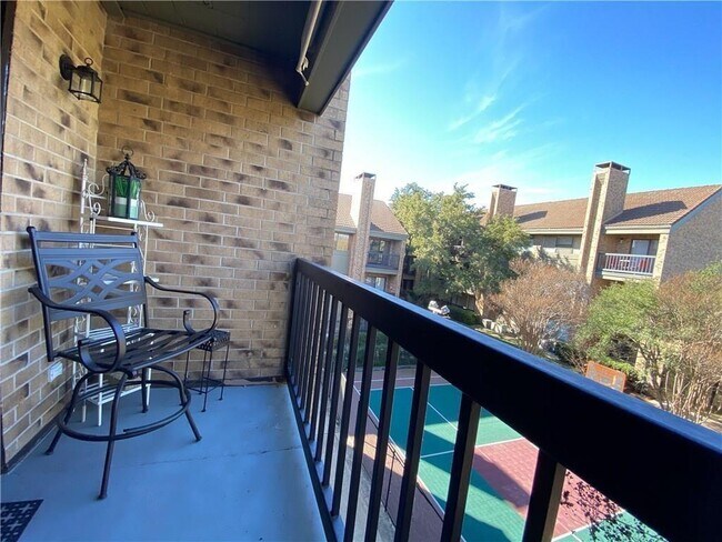 Foto del edificio - 8888 Tallwood Dr