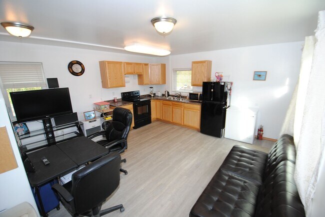 Foto del edificio - 1 Bed / 1 Bath off Roland Rd.