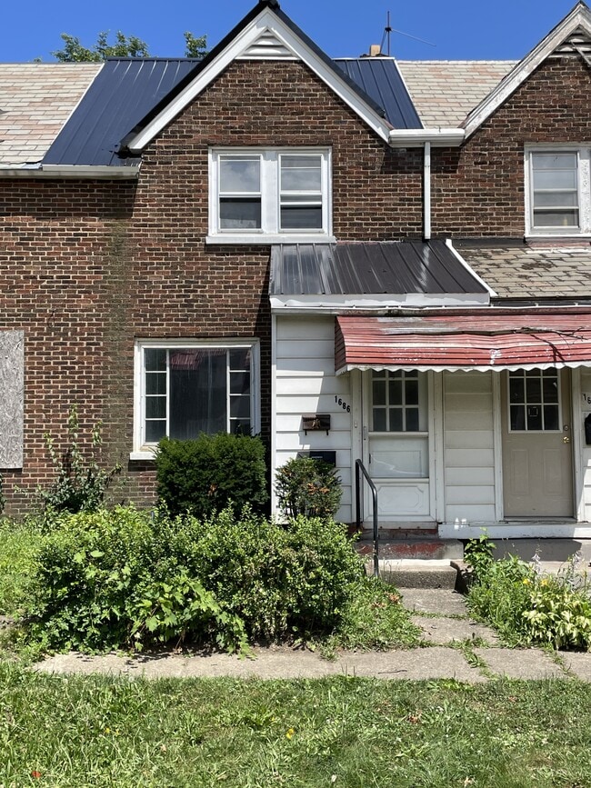 Building Photo - 1686 W 15th St