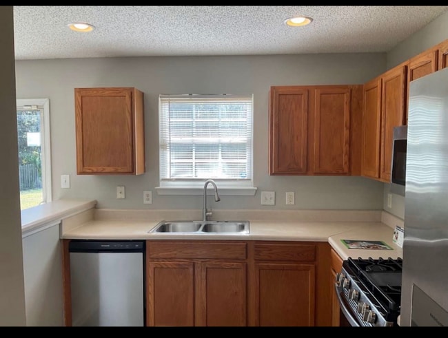 Foto del edificio - 10729 Glenluce Ave