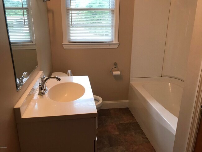 Building Photo - 5310 Greenleaf Dr