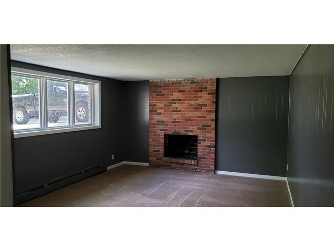 Building Photo - 1901 Tamarack Ln