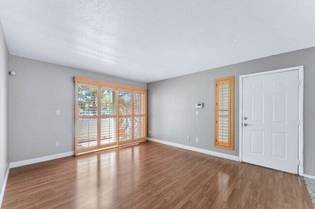 Foto del edificio - Move-In Ready Upstairs 2-Bedroom / 2-Bath Condo with an Open Layout