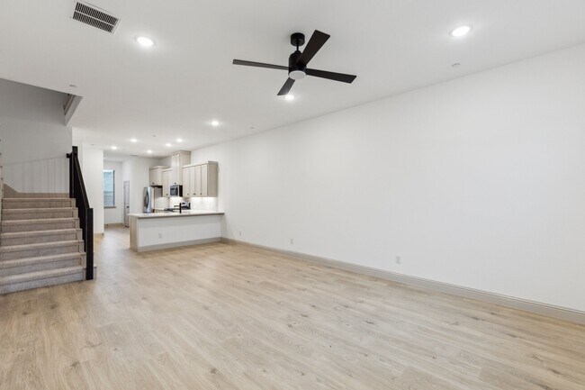 Foto del edificio - 7043 Granbury Ln