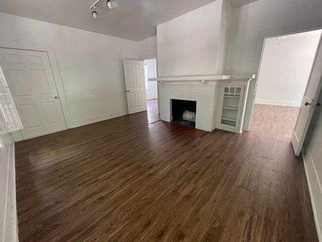 Building Photo - 3bed/1bath Duplex on West Campus - Walk to...