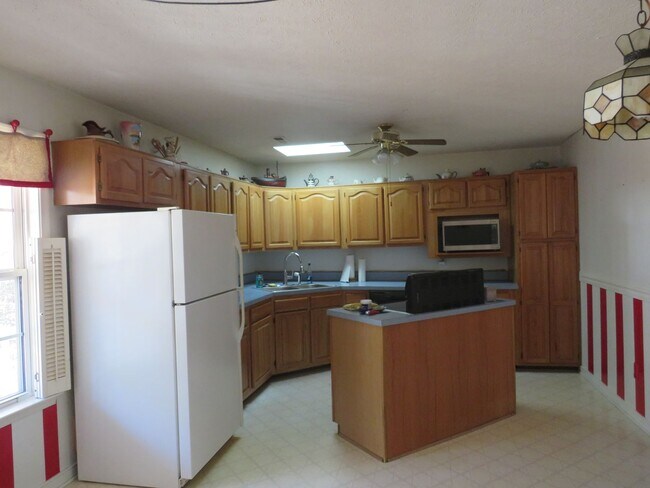 Building Photo - 3 Bed 2 Bath