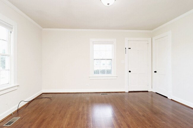 Building Photo - Spacious Belmont Home
