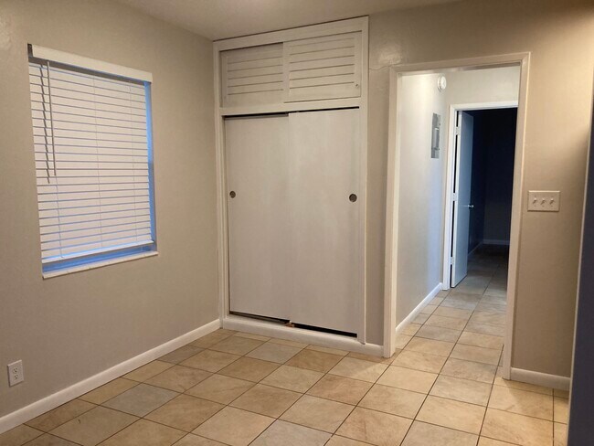 Área de comedor - 1811 NE 56th St